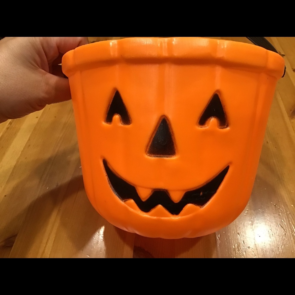 VINTAGE PUMPKIN PAIL RIVETED HANDLE BLOW MOLD BONUS VAMPIRE MONSTER PAIL - Picture 6 of 12
